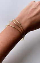 Load image into Gallery viewer, Gold Thread Bangle
