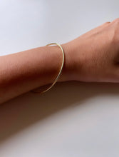 Load image into Gallery viewer, Gold Thread Bangle