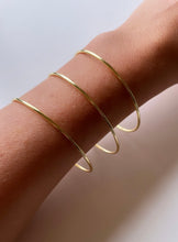 Load image into Gallery viewer, Gold Thread Bangle