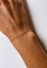 Load image into Gallery viewer, Minimalist Bracelet Solid Gold
